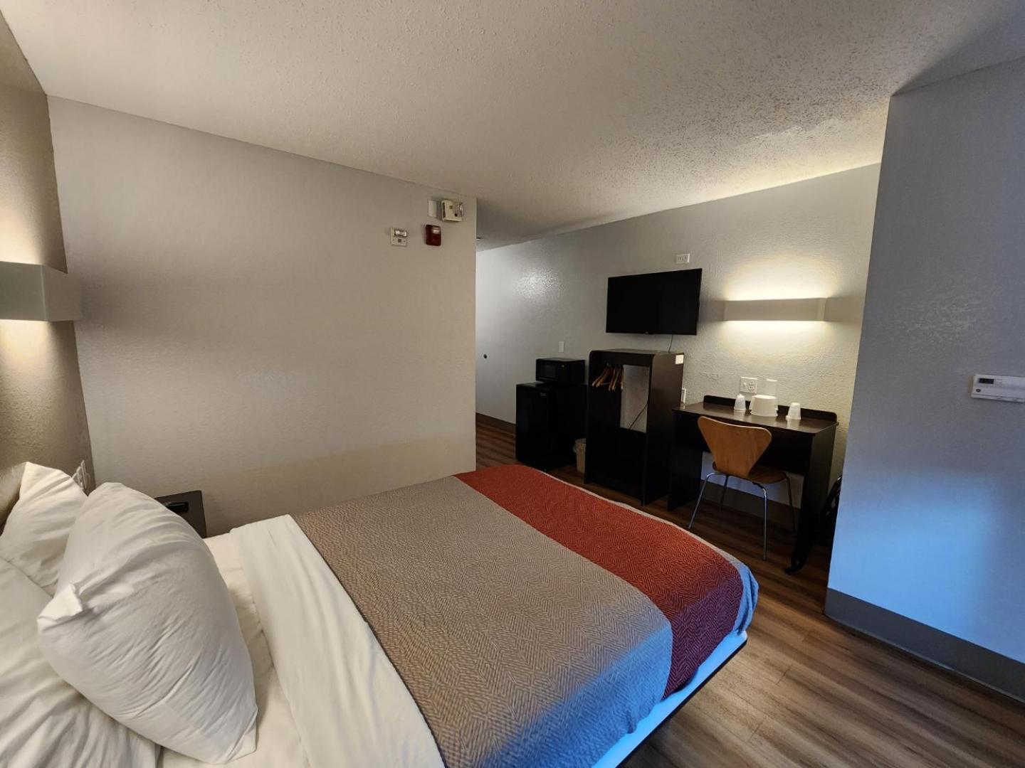 Hotel 6-biloxi, Ms -