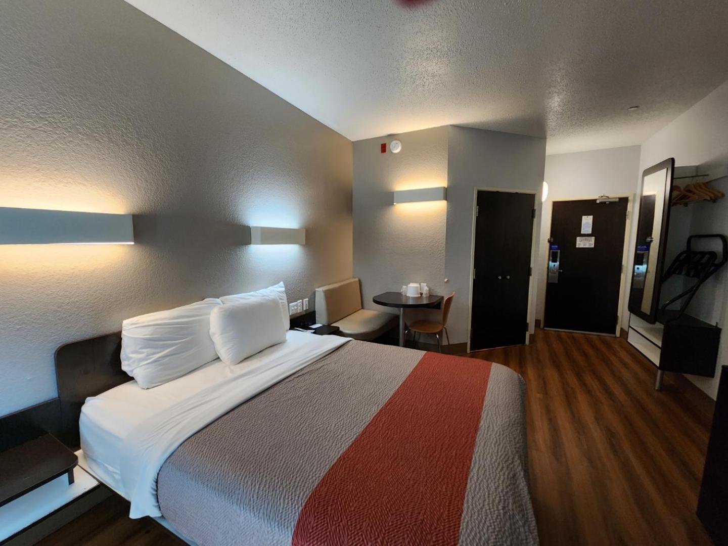 Hotel 6-biloxi, Ms -