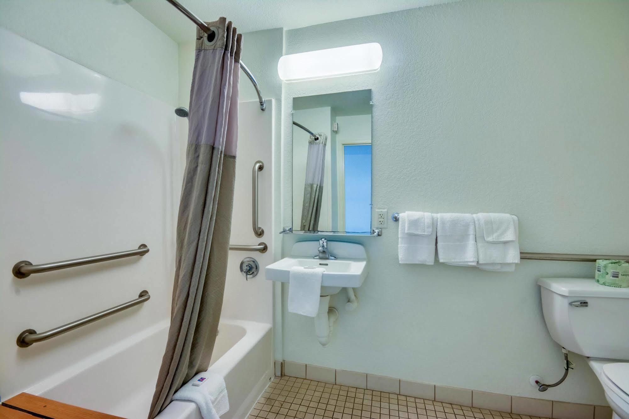Hotel 6-biloxi, Ms - 2*
