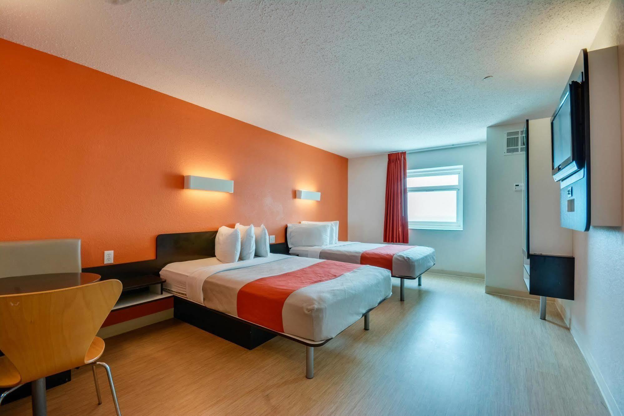 Hotel 6-biloxi, Ms -